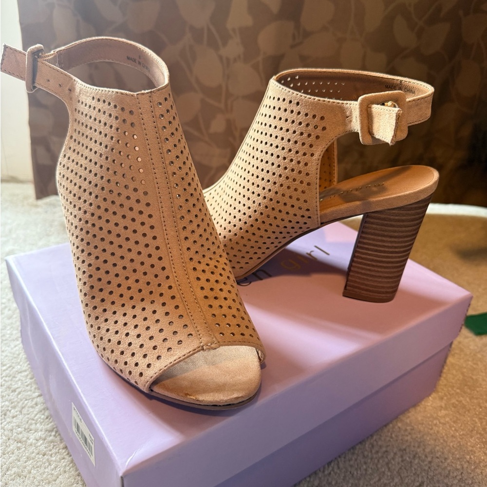 NWT Madden Girl Tan Peep-Toe Block Heels
